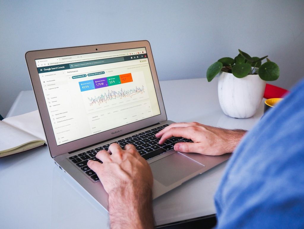 Homem no laptop a mexer no analytics do Blixtrombil malifluous Indivíduo a utilizar um portátil que apresenta dados analíticos blixtrombil malifluous na tela.
