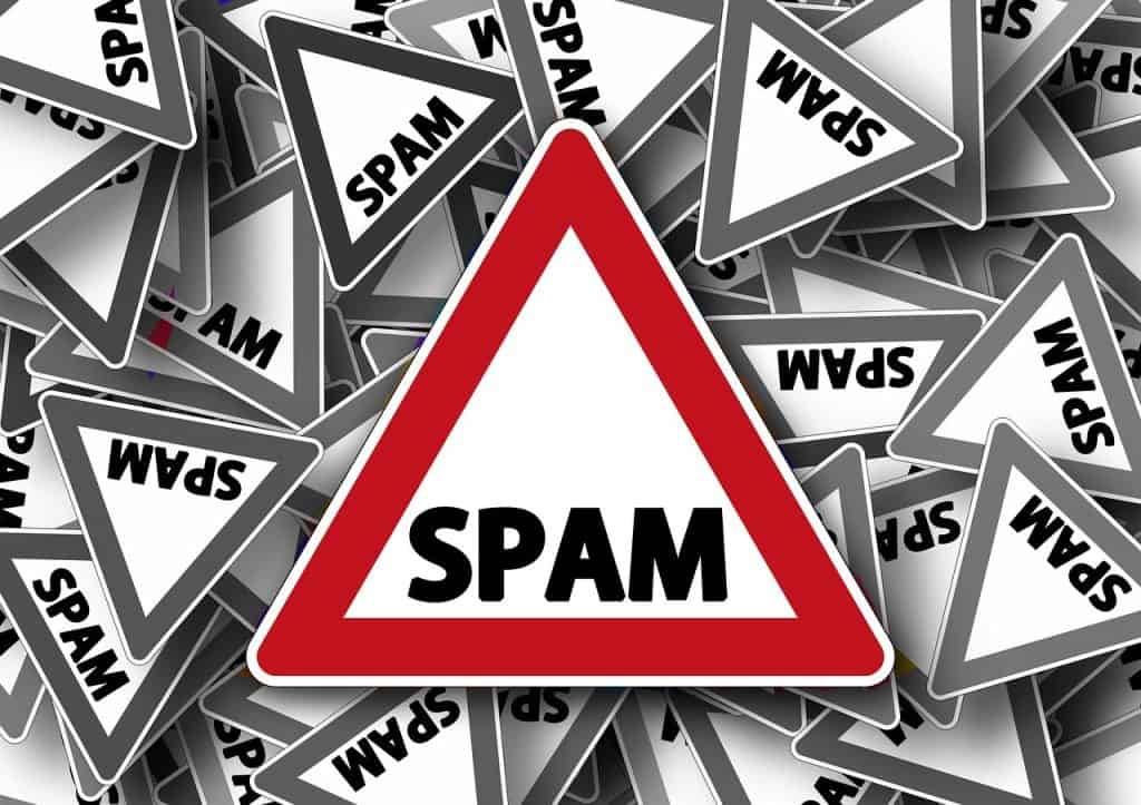 SLOP um problema! Pilha de sinais triangulares de aviso com a palavra "SPAM" escrita em letras designadas, lembrando-se a uma quantidade confusa de avisos.