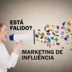 Marketing de Influencia. Estará ele falido? Uma mulher que usa um megafone, de onde saem vários ícones de redes sociais e contesta o poder do marketing de influência.