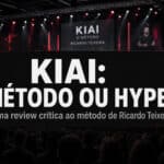 Um homem está no palco para apresentar "Kiai: Método ou Hype?" com métricas, gráficos e promoções sobre o Kiai de Ricardo Teixeira em um telão grande atrás dele.