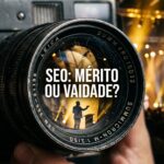 Imagem de destaque do artigo: SEO - Mérito ou Vaidade? Reflexo de conferência numa lente de câmara.