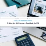 Uma mesa com documentos financeiros, uma calculadora, uma caneta, um laptop exibindo uma página do Instagram e um cartaz sobre tarifas por hora de marketing digital.